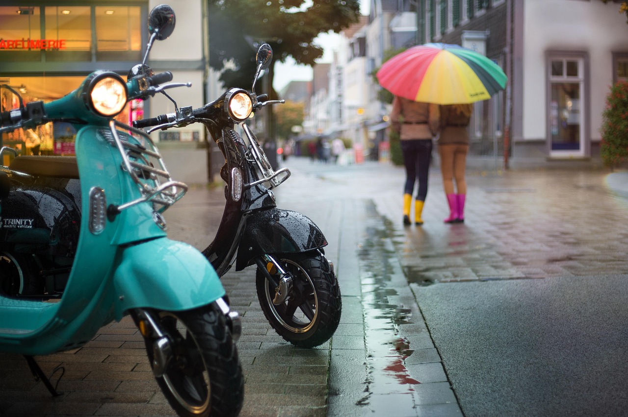 Scooter électrique sous la pluie